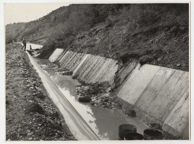 Costruzione del canale aperto, primo tronco. Ispezione ai danni causati dalla frana. Farra d'Isonzo